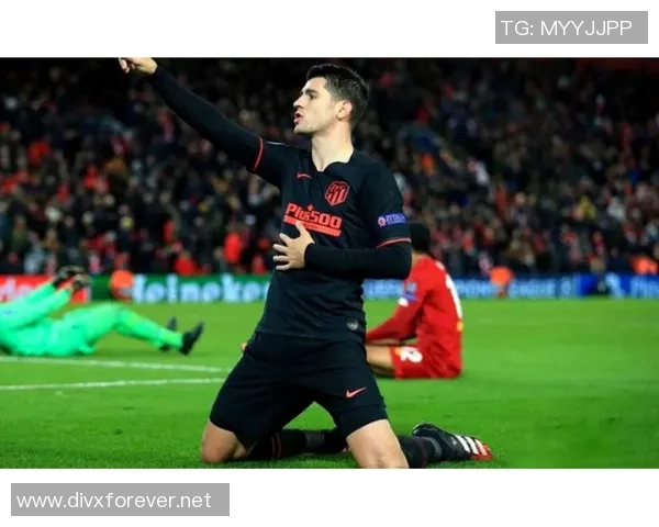 足球明星跪滑庆祝瞬间引发热议球迷热情回应展现激情与团结